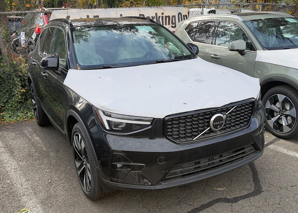 2025 Volvo XC40 B5 Ultra Dark Theme AWD