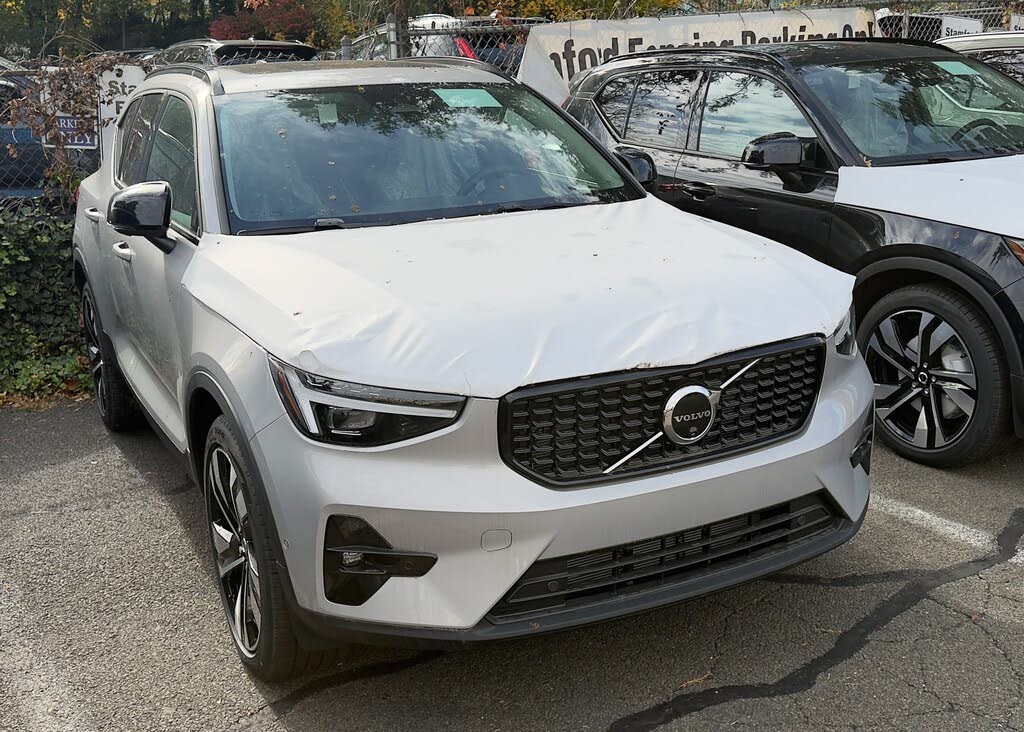2025 Volvo XC40 B5 Ultra Dark Theme AWD