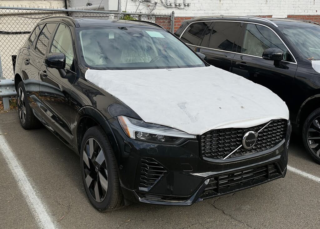 2025 Volvo XC60 Recharge T8 Plus Dark Theme eAWD