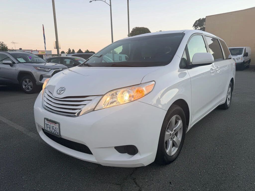 2015 Toyota Sienna LE 7-Passenger Auto Access Seat