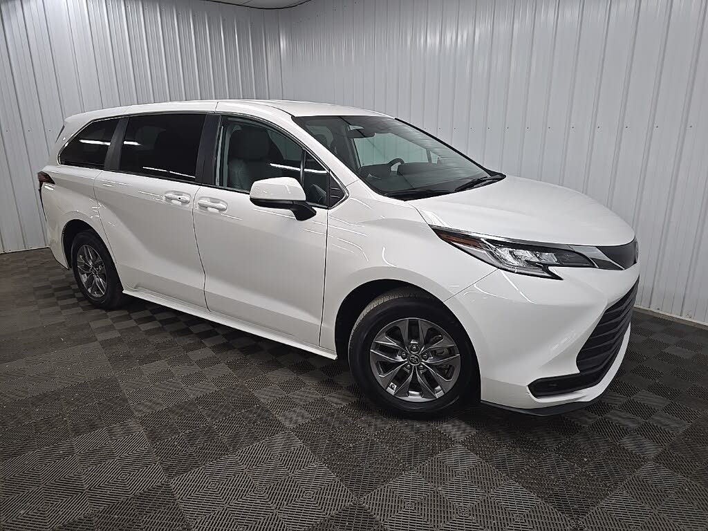 2022 Toyota Sienna LE 8-Passenger FWD