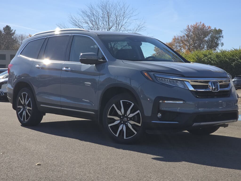 2022 Honda Pilot Touring AWD with Rear Captain's Chairs