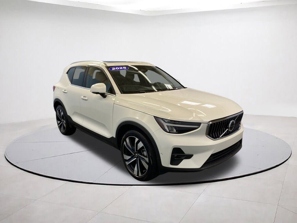 2025 Volvo XC40 B5 Plus Bright Theme AWD