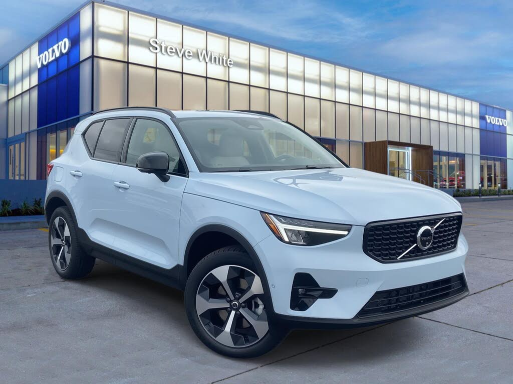 2026 Volvo XC40 B4 Plus FWD
