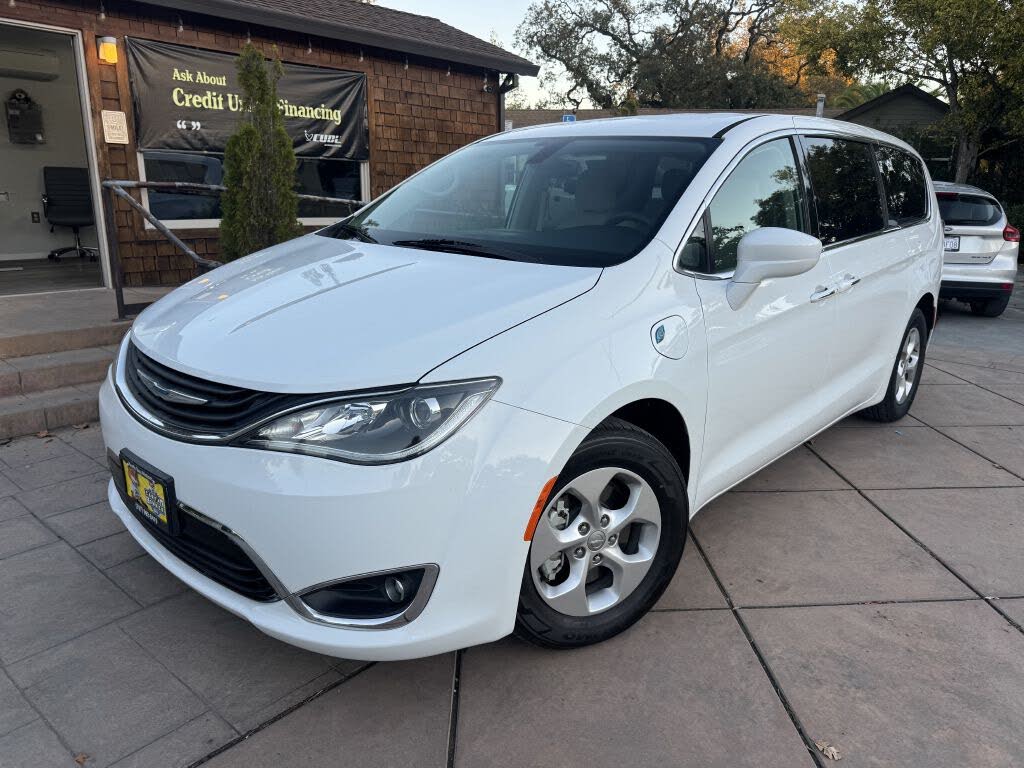 2018 Chrysler Pacifica Hybrid Limited FWD