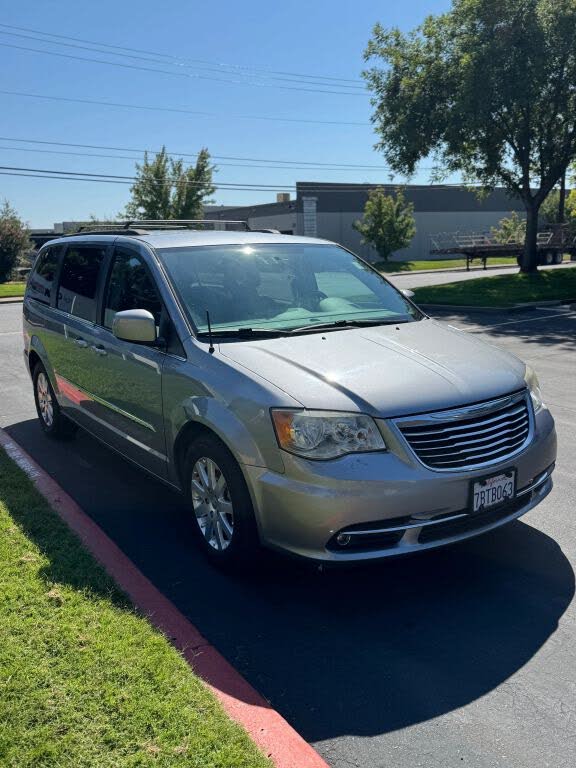 2013 Chrysler Town & Country Touring FWD