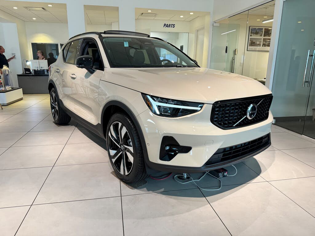 2025 Volvo XC40 B5 Ultra Dark Theme AWD