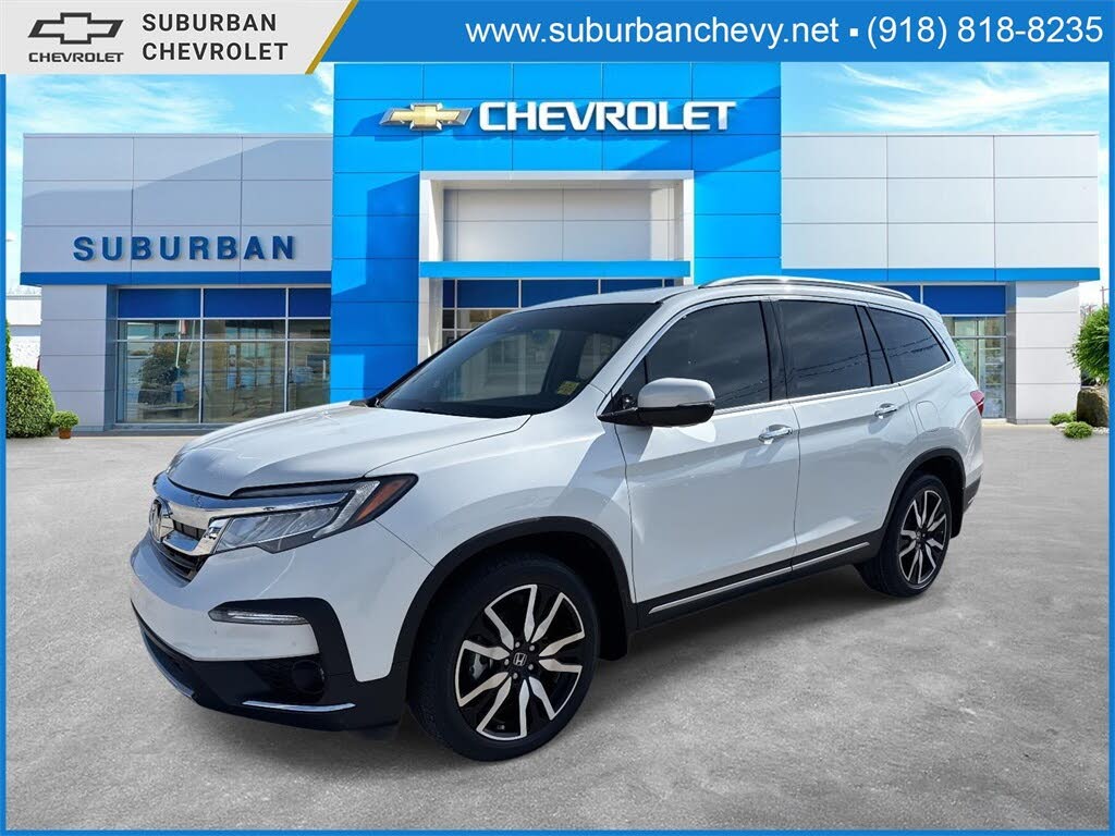 2022 Honda Pilot Touring FWD with Rear Captain's Chairs