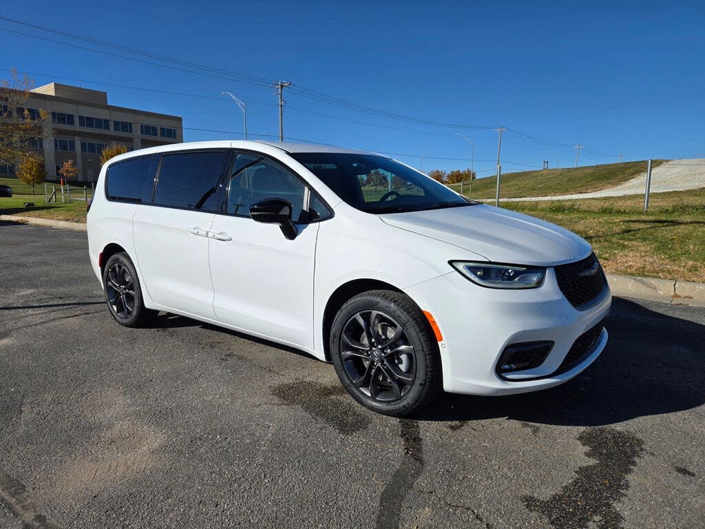 2026 Chrysler Pacifica Select AWD