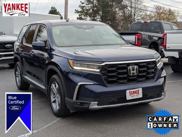 2023 Honda Pilot EX-L AWD with Captains Chairs
