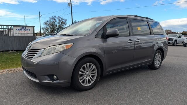 2017 Toyota Sienna XLE 7-Passenger Auto Access Seat FWD