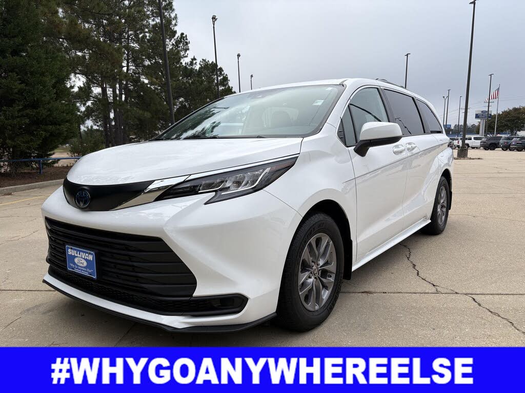 2023 Toyota Sienna LE 8-Passenger FWD