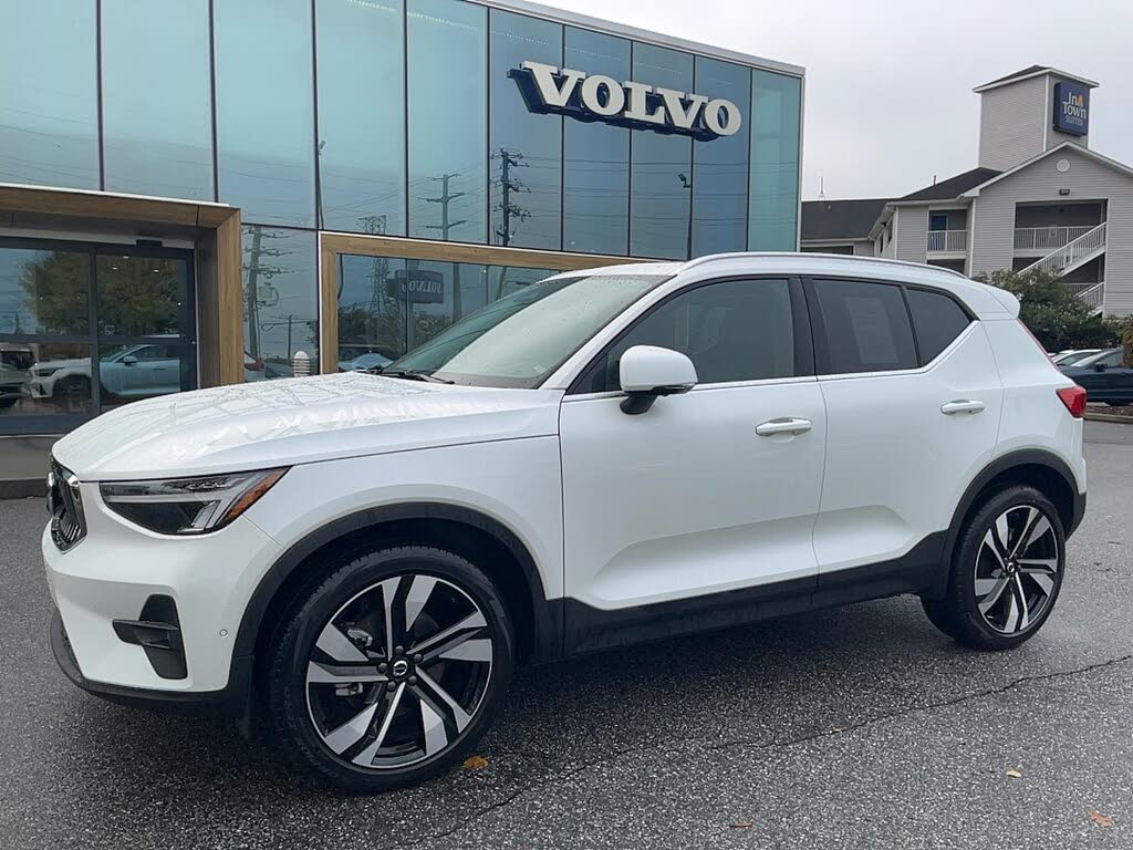 2025 Volvo XC40 B5 Plus Bright Theme AWD
