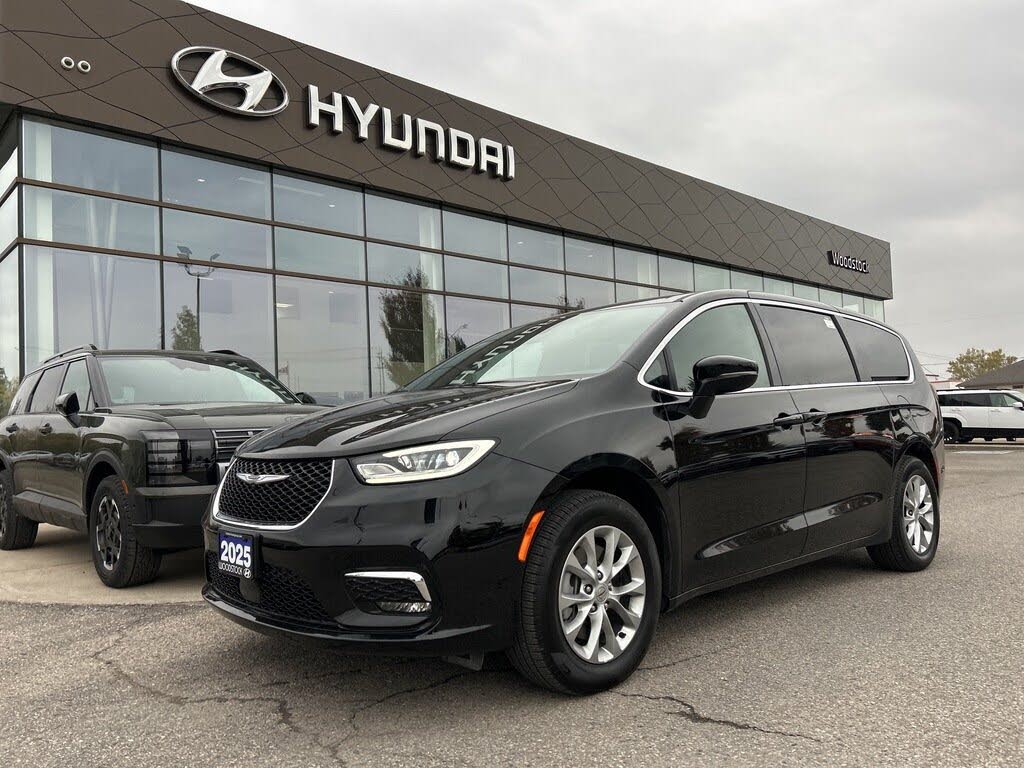 2025 Chrysler Pacifica Select AWD