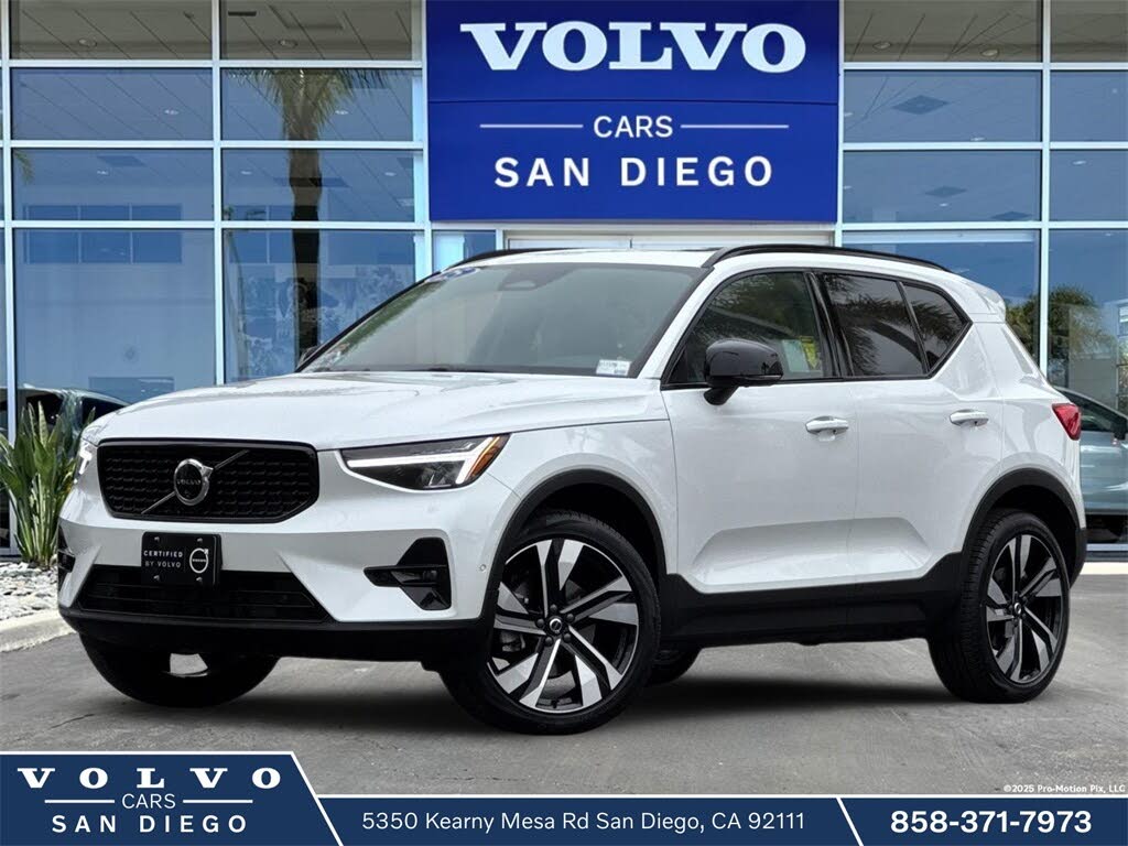 2025 Volvo XC40 B5 Plus Dark Theme AWD