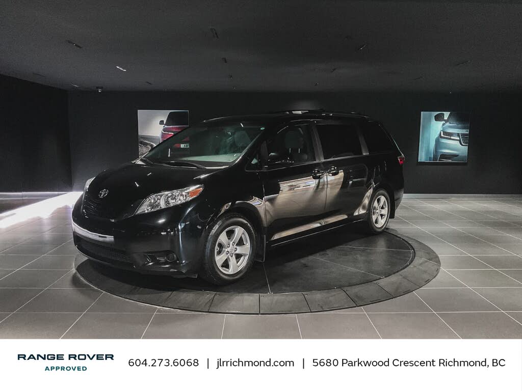 2017 Toyota Sienna LE 7-Passenger Auto Access Seat FWD