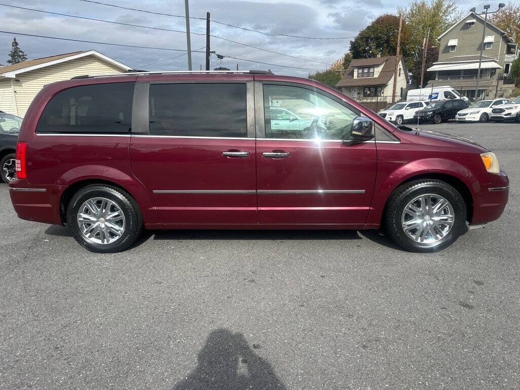 2008 Chrysler Town & Country Limited FWD