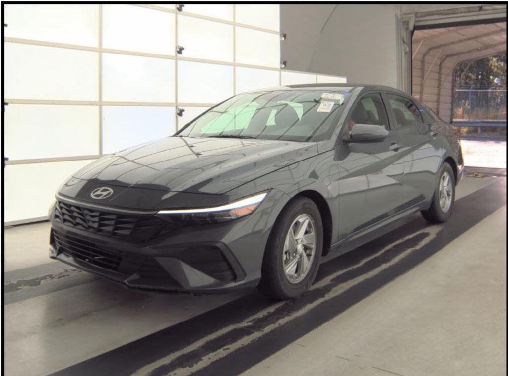 2025 Hyundai Elantra SE FWD