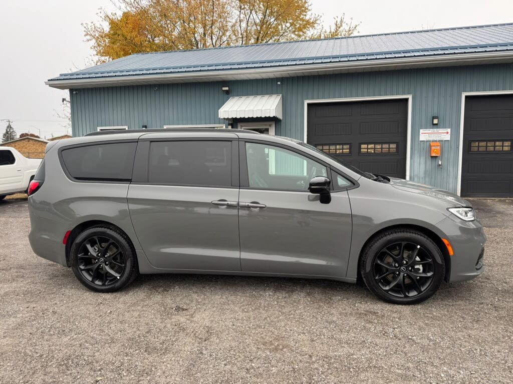 2025 Chrysler Pacifica Limited FWD