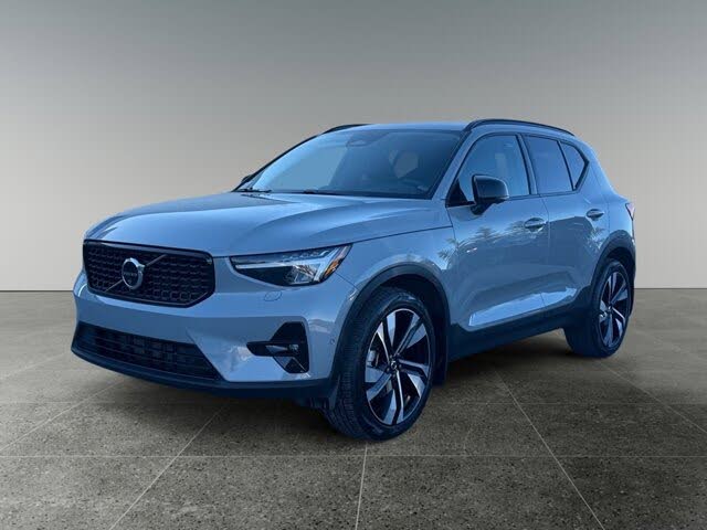 2024 Volvo XC40 B5 Plus Dark Theme AWD