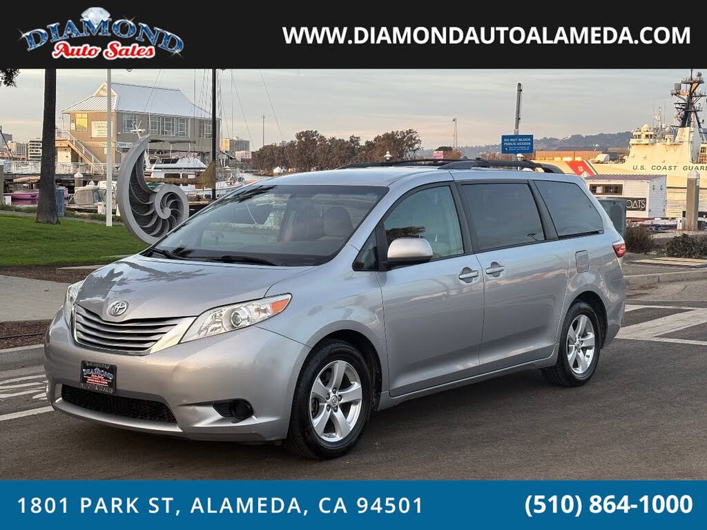 2017 Toyota Sienna LE 7-Passenger Auto Access Seat FWD