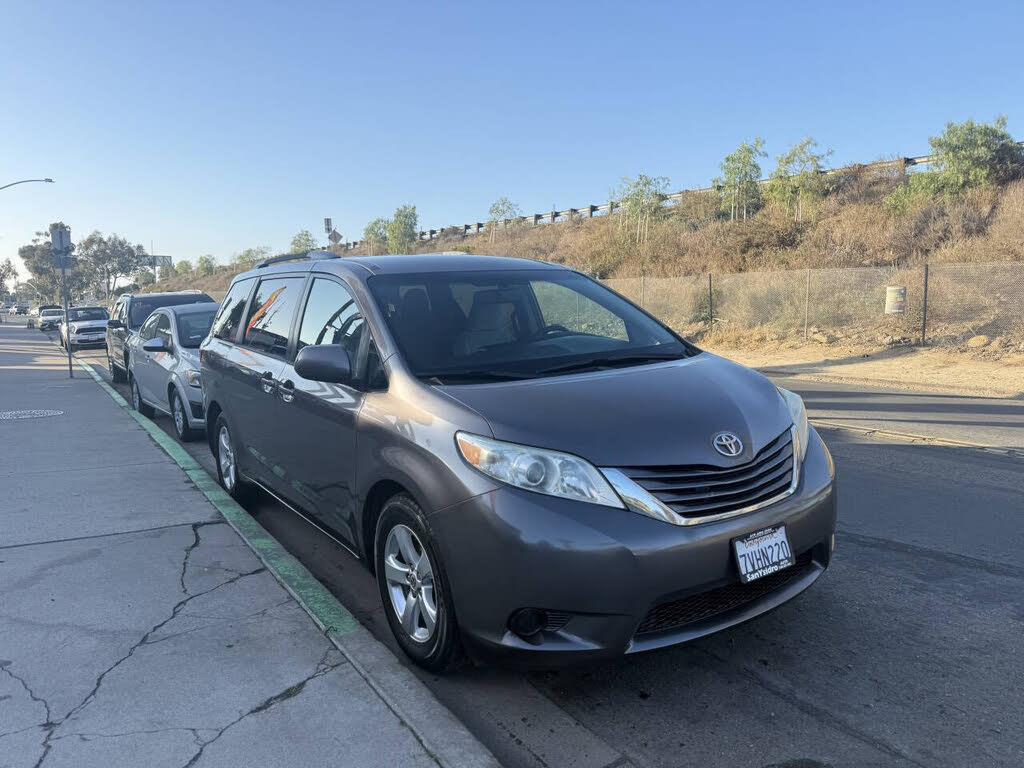 2017 Toyota Sienna LE 7-Passenger Auto Access Seat FWD