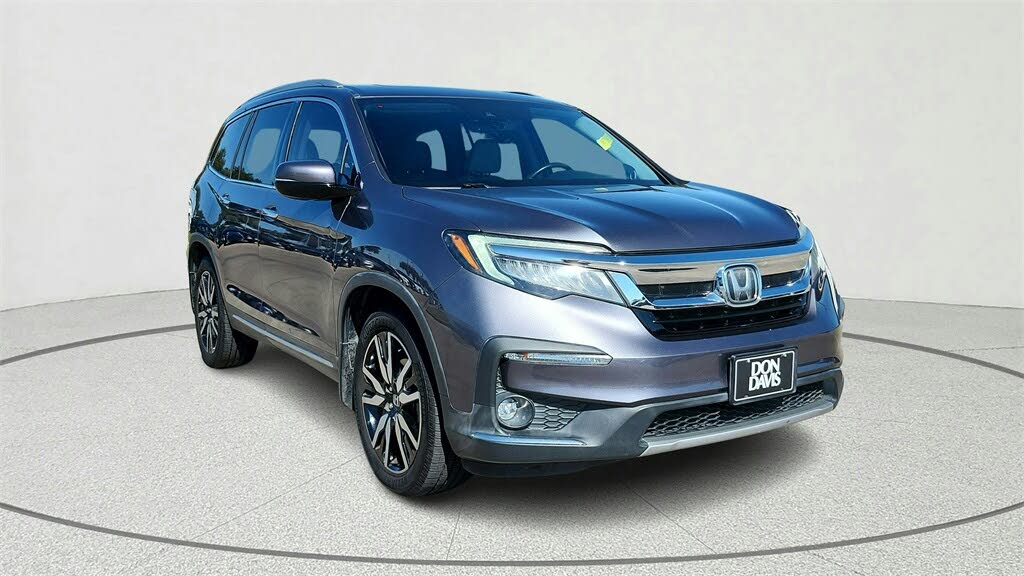 2019 Honda Pilot Touring FWD with Rear Captain's Chairs