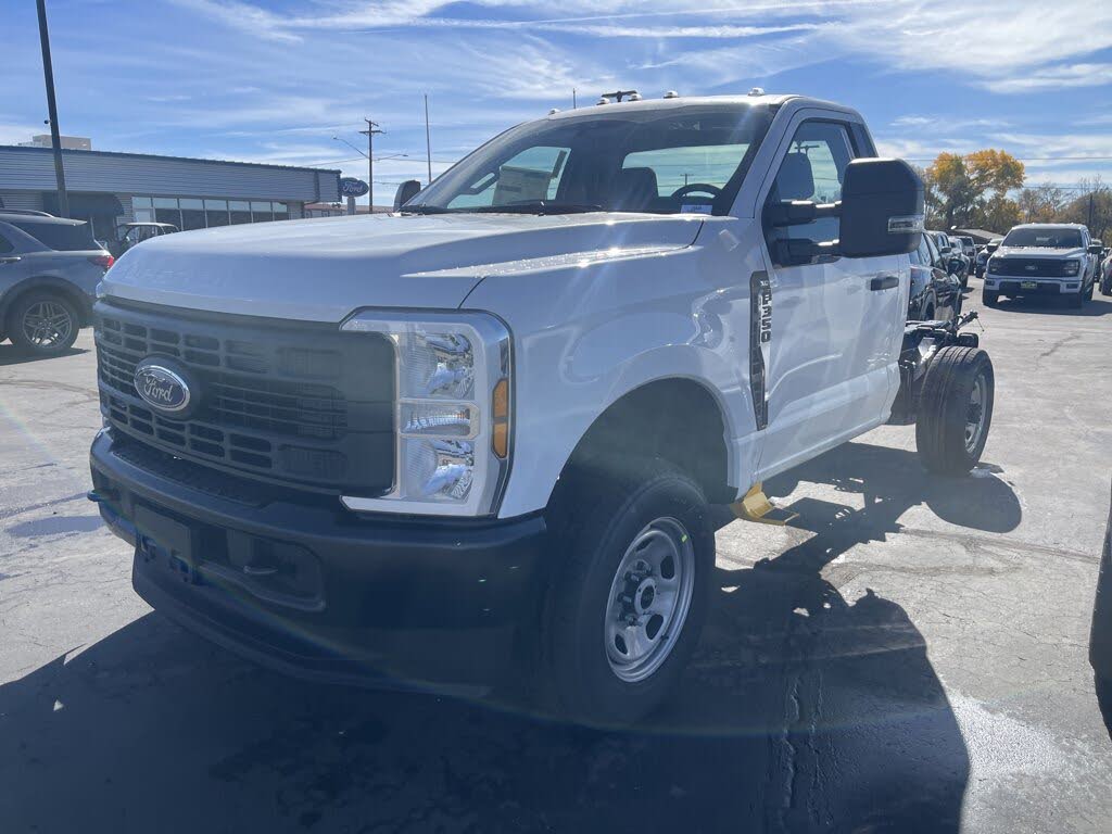 2026 Ford F-350 Super Duty Chassis XL Regular Cab 4WD