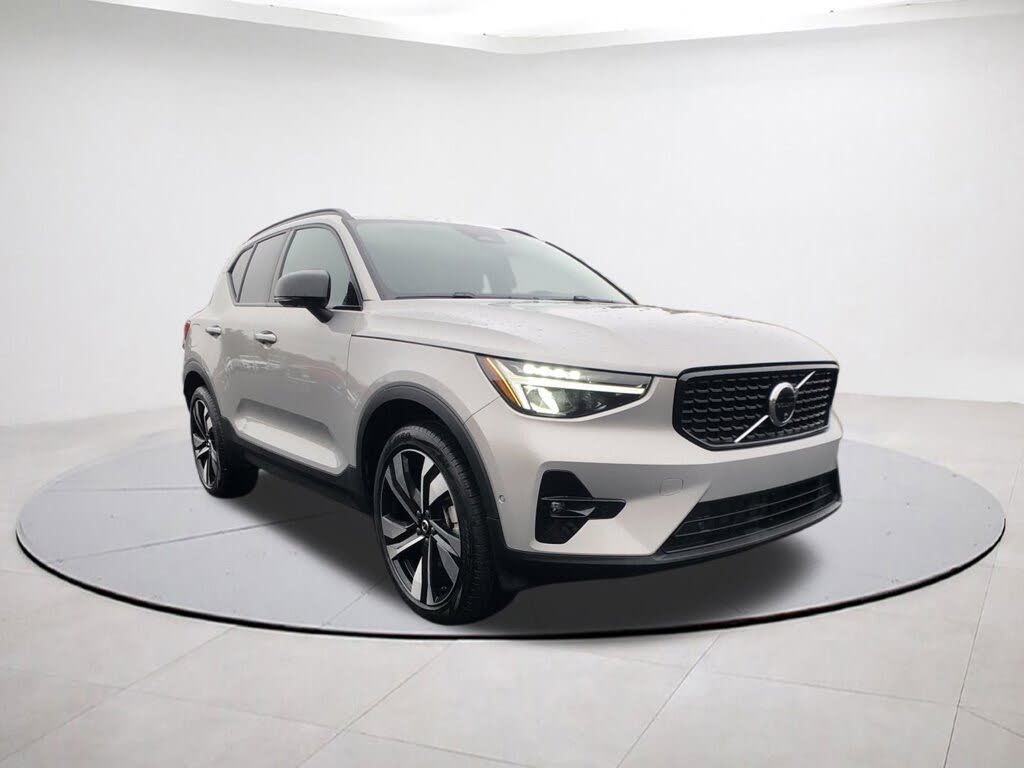 2025 Volvo XC40 B5 Plus Dark Theme AWD