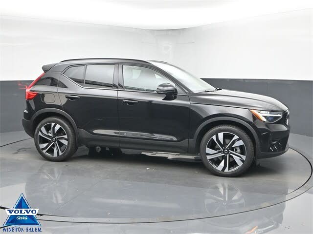 2024 Volvo XC40 B5 Plus Dark Theme AWD