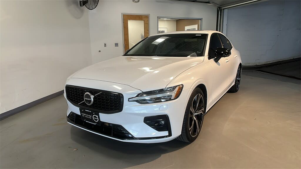 2024 Volvo S60 B5 Ultimate Dark Theme AWD