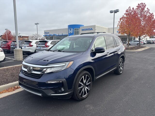 2020 Honda Pilot Touring AWD with Rear Captain's Chairs