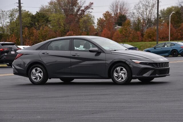2024 Hyundai Elantra SE FWD
