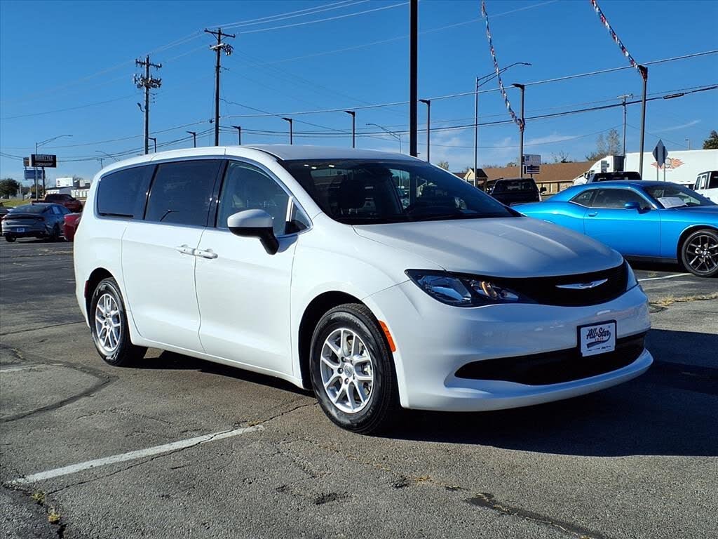 2023 Chrysler Voyager LX FWD