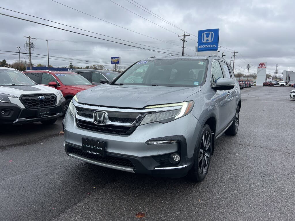 2019 Honda Pilot Touring AWD with Rear Captain's Chairs