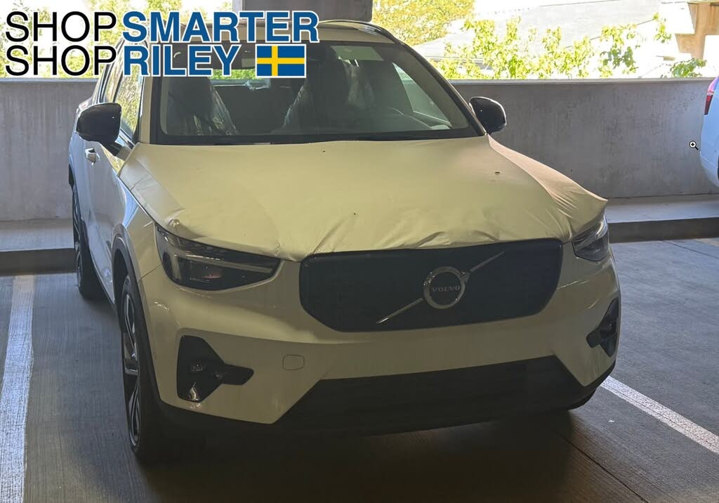 2025 Volvo XC40 B5 Plus Dark Theme AWD