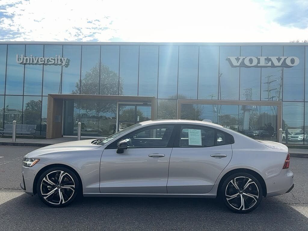 2024 Volvo S60 B5 Plus Dark Theme FWD