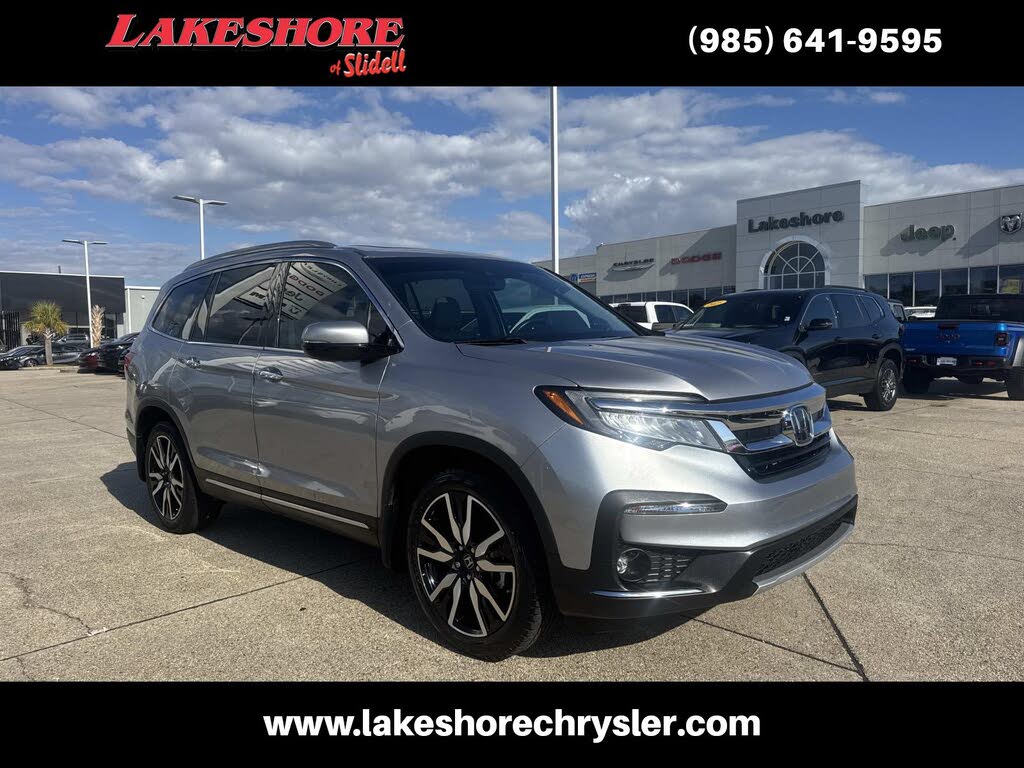 2022 Honda Pilot Touring FWD with Rear Captain's Chairs