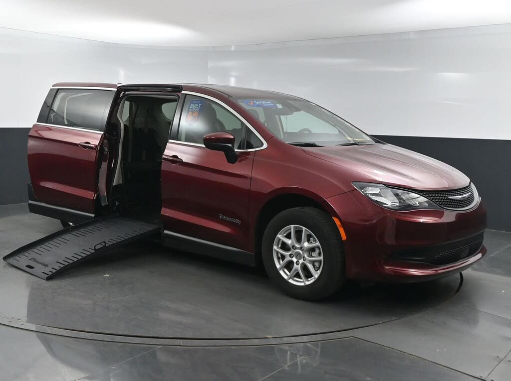 2023 Chrysler Voyager LX FWD