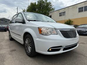 Chrysler Town & Country Touring-L FWD