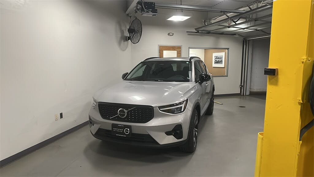 2025 Volvo XC40 B5 Plus Dark Theme AWD