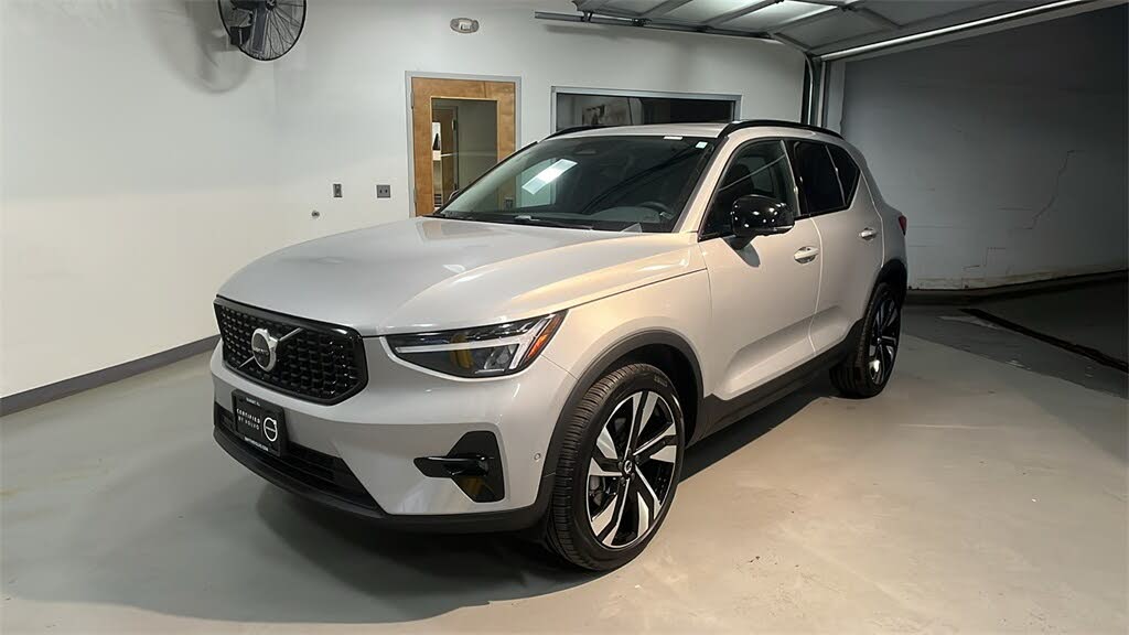 2025 Volvo XC40 B5 Plus Dark Theme AWD