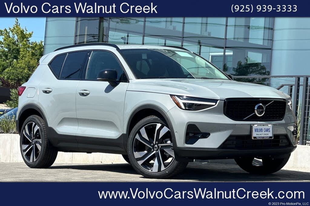2025 Volvo XC40 B5 Plus Dark Theme AWD