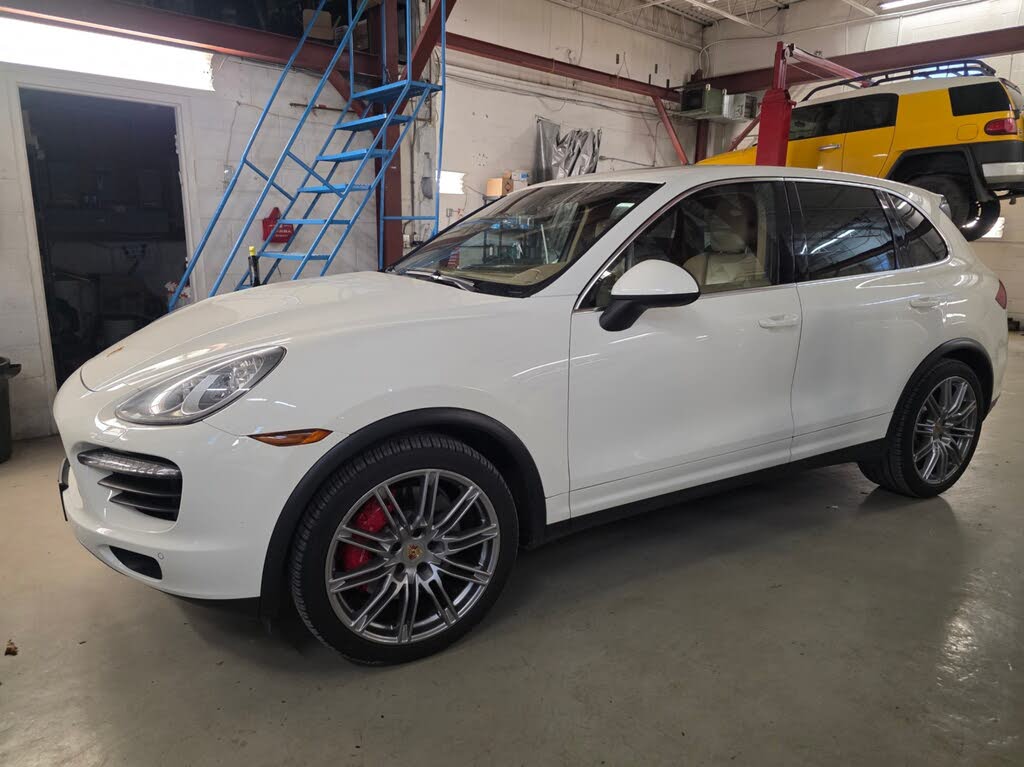 Porsche Cayenne Turbo AWD 2011