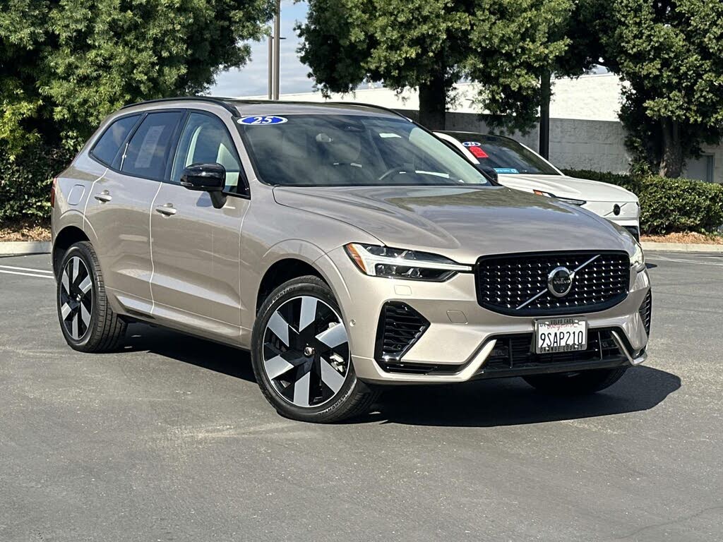 2025 Volvo XC60 Recharge T8 Plus Dark Theme eAWD