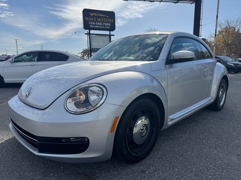 2012 Volkswagen Beetle 2.5L with Sound and Navigation