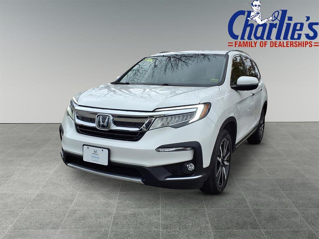 2022 Honda Pilot Touring AWD with Rear Captain's Chairs