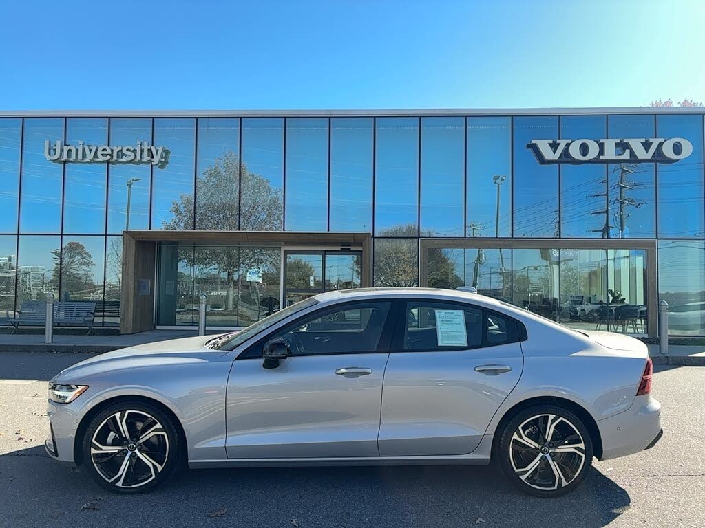 2024 Volvo S60 B5 Plus Dark Theme FWD