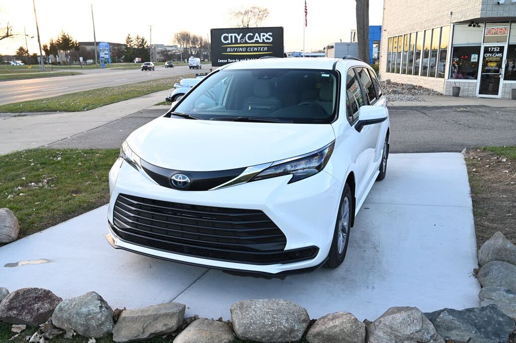 2025 Toyota Sienna LE 8-Passenger AWD