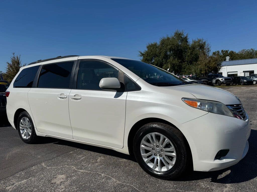 2017 Toyota Sienna XLE Premium 8-Passenger FWD